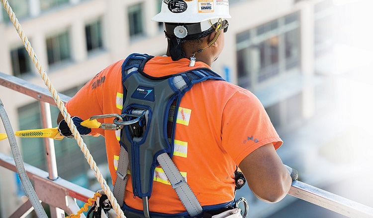 Cómo inspeccionar tu arnés de seguridad para trabajos en alturas? 